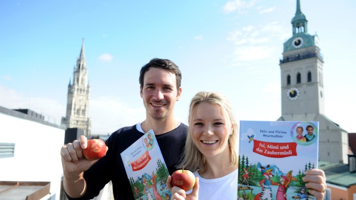 SZenario: Endlich Zeit für einen Apfel: Felix und Miriam Neureuther haben auf der Dachterrasse des Sporthauses Schuster ihr Kinderbuch präsentiert.