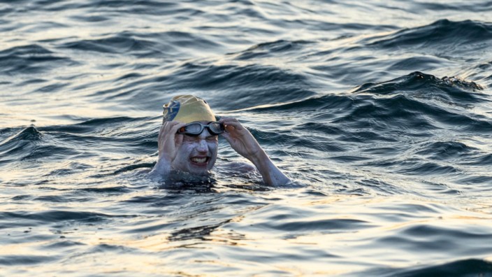Sarah Thomas swims in the English Channel