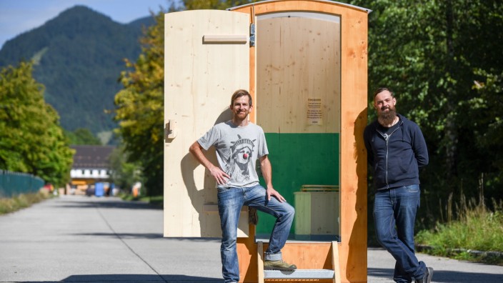 SZ-Serie: Heimatwerkstatt: Nils Beck (l.) und Kamil Schweda bauen Stille Örtchen, die ohne Wasser und Chemie auskommen und zudem mobil sind.