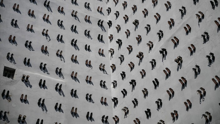 Schauplatz Istanbul: 440 Paar schwarzer High-Heels erinnern an die 440 Frauen und Mädchen, die im Jahr 2018 von ihren Männer, Brüdern, Vätern oder von Wem-auch-immer-Männern getötet wurden. Der Künstler, Designer, Musiker und Blogger Vahit Tuna hat diese Istanbuler Wand gestaltet.
