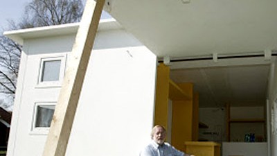 Fertighäuser aus Pappe: Ingenieur Gerd Niemöller vor seinem Modellhaus. Es ist zu 100 Prozent recycelfähig und soll 50 Jahre Lebensdauer haben.