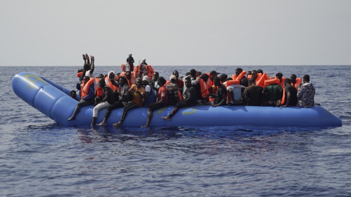 Bootsflüchtlinge: Bootsflüchtlinge im Mittelmeer.