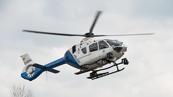 Mittenwald: Mit einem Hubschrauber suchte die Polizei nach den abgestürzten Wanderern.