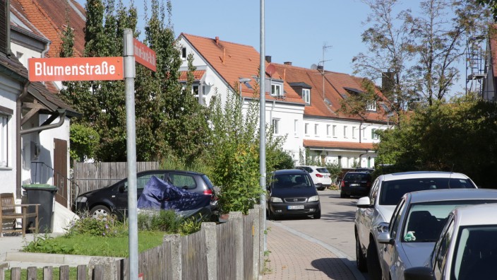 Parksituation: Auf der zugeparkten Ferdinand-Zwack-Straße in der Goldbergsiedlung ist kaum mehr ein Durchkommen möglich. Die Anwohner ärgert das.