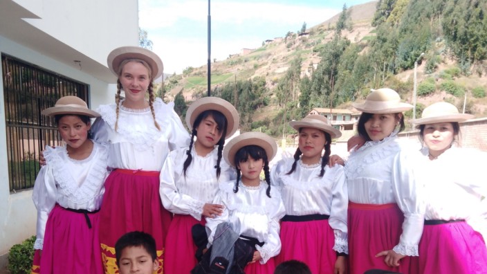 Vortrag in Ebersberg: Sonja Block in Peru mit ihren Schützlingen aus dem Kinderheim - in traditioneller Tracht.