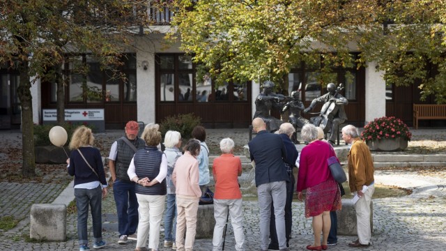 Grünwalder Ortsgeschichte: Auch zum Bürgerhaus Römerschanz führte der Rundgang, wo der Brunnen der Generationen steht.