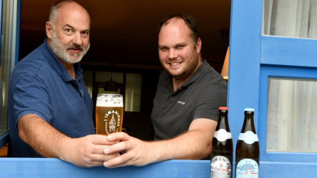 SZ-Serie: Bier von hier, Folge 3: Max Reisinger und Christian Dobmaier (von links) arbeiten darauf hin, dass das Ismaninger Bier irgendwann auch in Ismaning gebraut wird.