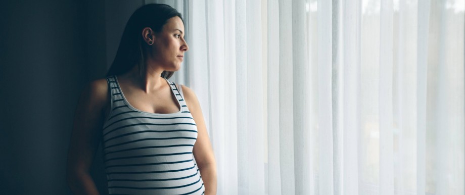 A young pregnant woman looking out of the window creative PUBLICATIONxINxGERxSUIxAUTxONLY Copyrigh