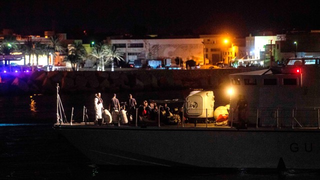 Konzept für das Mittelmeer: Ankunft auf Lampedusa: In jüngster Zeit landen wieder mehr Flüchtlinge in Italien an, hier Menschen, die vergangene Woche vom Rettungsschiff Ocean Viking auf ein Schiff der Küstenwache umgestiegen sind.