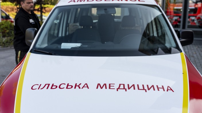 Pullach: Für die Hilfseinsätze in der ukrainischen Partnerregion trägt das ausrangierte Fahrzeug bereits kyrillische Schrift.