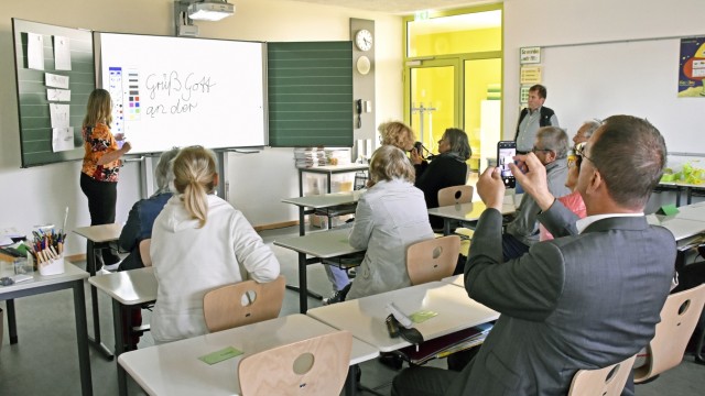 Germering: Probesitzen in der neuen Theresen-Schule: Germerings Bürgermeister Andreas Haas fotografiert, was Schulleiterin Monika Lassak an die Tafel schreibt.