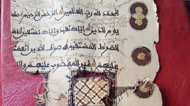Menschheitsgeschichte: Die fette Schrift ist Arabisch, darunter die Übersetzung in alter Schrift.