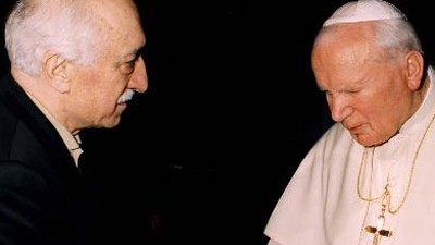 Türkische Schulen in Deutschland: Er gilt als einflussreicher Prediger und Intellektueller: Fethullah Gülen (hier bei einem Treffen im Jahr 1998 mit Papst Johannes Paul II.).