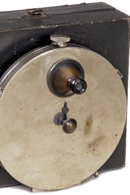 Fotografische Antiquitäten: Spionage-Kamera mit Periskop-Objektiv für das Knopfloch.
