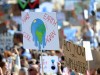 Demonstranten beim Klimastreik am Königsplatz halten Schilder hoch, auf dem einen steht "Make Earth Cool Again".