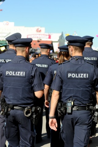 Bayerns Polizisten passt ihre Uniform nicht: Beamte im Einsatz auf dem Oktoberfest München
