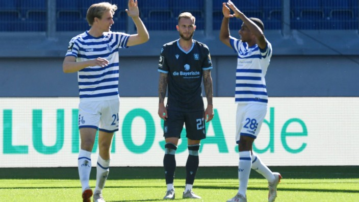 Torschuetze Vincent Vermeij ( links ) jubelt mit Yassin Ben Bella ( beide MSV Duisburg ) ueber seinen Treffer zum 1 : 1,