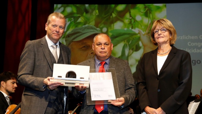 Auszeichnung: OB Ulrich Maly ehrt Rodrigo Mundaca, 58, (rechts) mit dem Menschenrechtspreis.