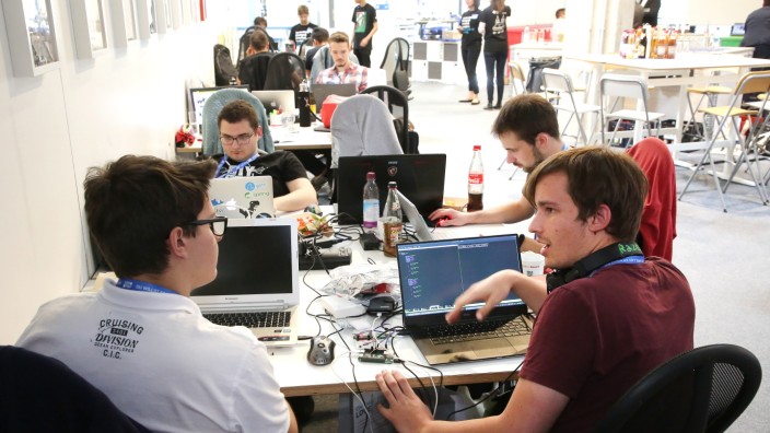 Technikbegeisterte treffen sich: Bernardo und Timon (rechts) fachsimpeln beim Hackathon im "Fab-Lab", um Freising ein bisschen smarter zu machen.