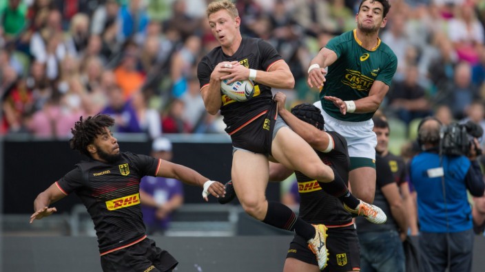 Sport: Duell in der Luft: Szene aus Rugby-Länderspiel der deutschen Mannschaft gegen Südafrika im Olympia-Stadion in München.