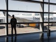 28 05 2018 Stockholm Schweden SWE Man betrachtet ein Flugzeug aus dem Terminal heraus *** 28