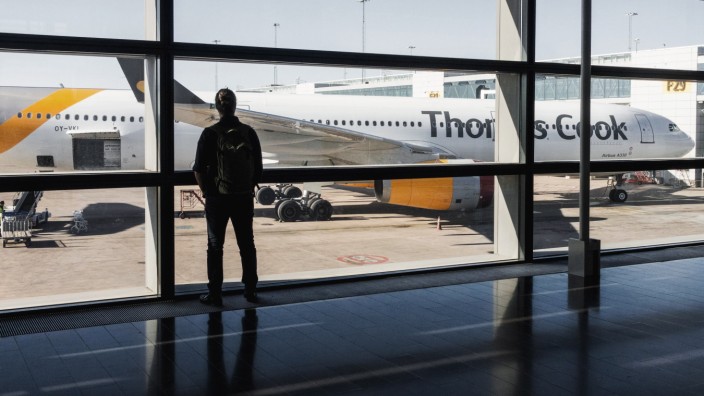 28 05 2018 Stockholm Schweden SWE Man betrachtet ein Flugzeug aus dem Terminal heraus *** 28