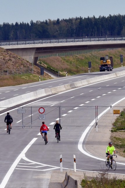 Neue Autobahn bei Hohenlinden: Noch fließt der Verkehr auf dem neuen Teilstück nicht, dafür wird - obwohl es verboten ist - gern geradelt.