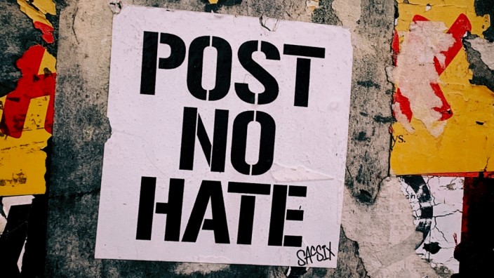 Protestplakat gegen Hass im Internet