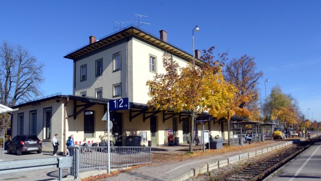 ABS 38 München-Mühldorf-Freilassing: So sieht die Realität aus: Der Dorfener Bahnhof mit seinen veralteten und zu tief gelegenen Bahnsteigen.