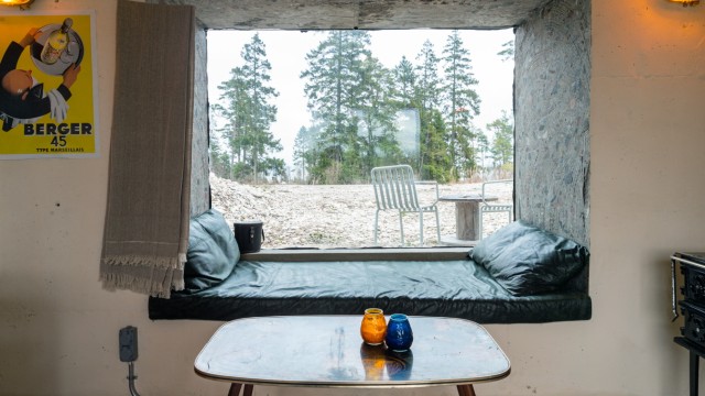 Feriensiedlung in Schweden: Der Blick hinaus: Die Bunker stehen inmitten der Natur und haben teils Ostseeblick.