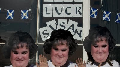 Unsichere Zukunft: Susan Boyle: Begeisterte Susan Boyle-Fans mit Masken beim Finale von "Britain´s Got Talent".
