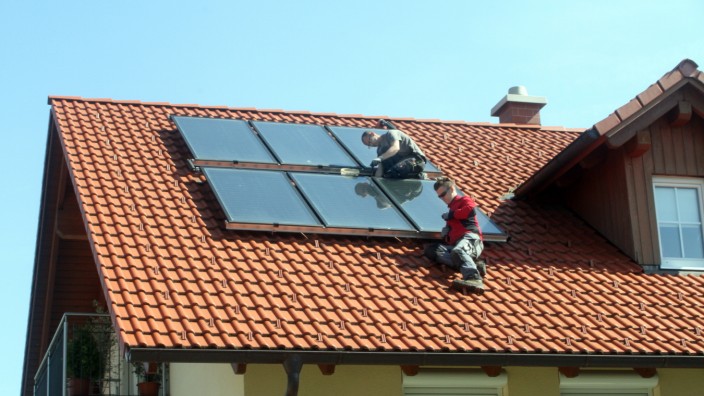 Männer arbeiten an Photovoltaikanlage