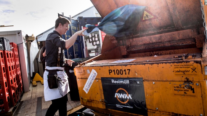 Das Müllkonzept auf dem Oktoberfest: Ein Mann entsorgt Abfälle bei den Müllcontainern hinter dem Volkssängerzelt auf der Oidn Wiesn.