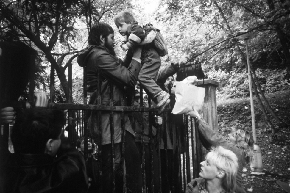 DDR-Flüchtlinge am Zaun der deutschen Botschaft in Prag, 1989