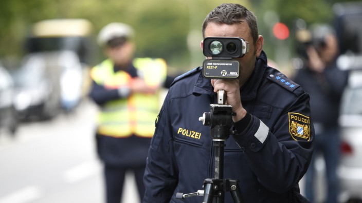 Polizei bei Geschwindigkeitskontrolle vor Schule in München, 2019