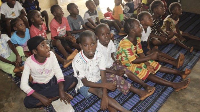 Schule in Afrika: Bildung gegen die Armut: Die Imam-Tunis-Schule in Liberia ist nach dem Bürgerkrieg einsturzgefährdet und soll wieder aufgebaut werden.
