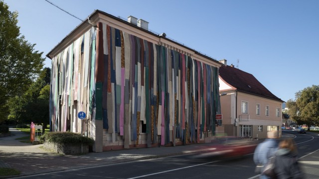 Kulturaustausch: Raus mit den alten Teppichen: Münchner Architekten haben mit ihnen die ehemalige Stadtbibliothek in Jesenik verkleidet.
