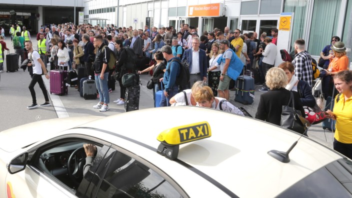 Am Flughafen und an den Haltestellen sammelten sich große Menschentrauben.