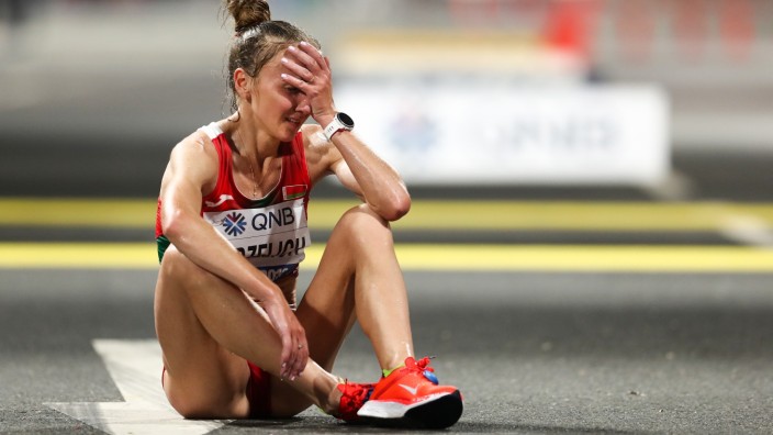 European Championships: Bilder, die in München niemand sehen will: Die Belarussin Sviatlana Kudzelich ist nach dem WM-Marathon in der Hitze von Doha völlig entkräftet.