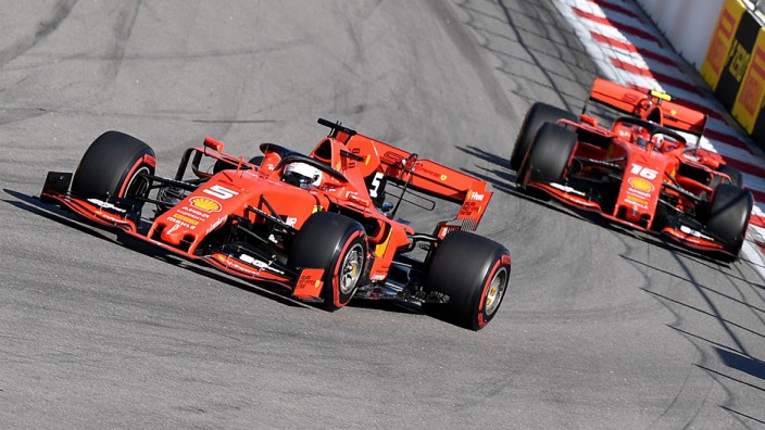 Formel 1: Da war Sebastian Vettel (l.) noch im Rennen und vor Charles Leclerc.