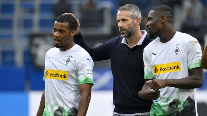 Nach Spielende: Trainer Coach Marco Rose Borussia Mönchengladbach im Gespräch Diskussion mit Alassane Plea Borussia Mönc