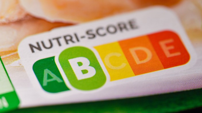 Ernährung: Theoretisch ganz einfach: Der Nutri-Score soll seit 2019 zeigen, wie gesund ein verarbeitetes Lebensmittel im Vergleich zu Alternativen ist.