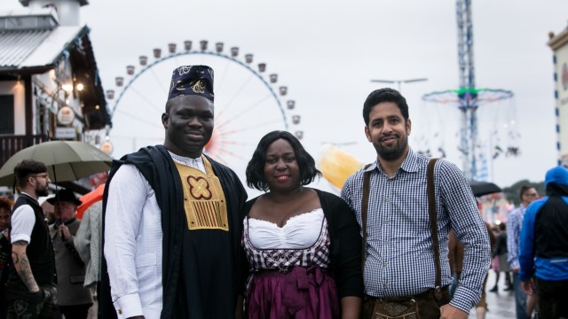 Kolumne "Neue Heimat": Olaleye Akintola, Lillian Ikulumet und Mohamad Alkhalaf 2019 auf dem Oktoberfest.