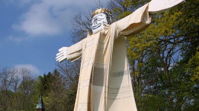 Kaufbeuren: Christusstatue: Der Protest war erfolgreich: Unbekannte hatten in der "Freinacht" auf den 1. Mai mit einer etwa zehn Meter hohen Statue gegen den geplanten Riesenchristus protestiert.