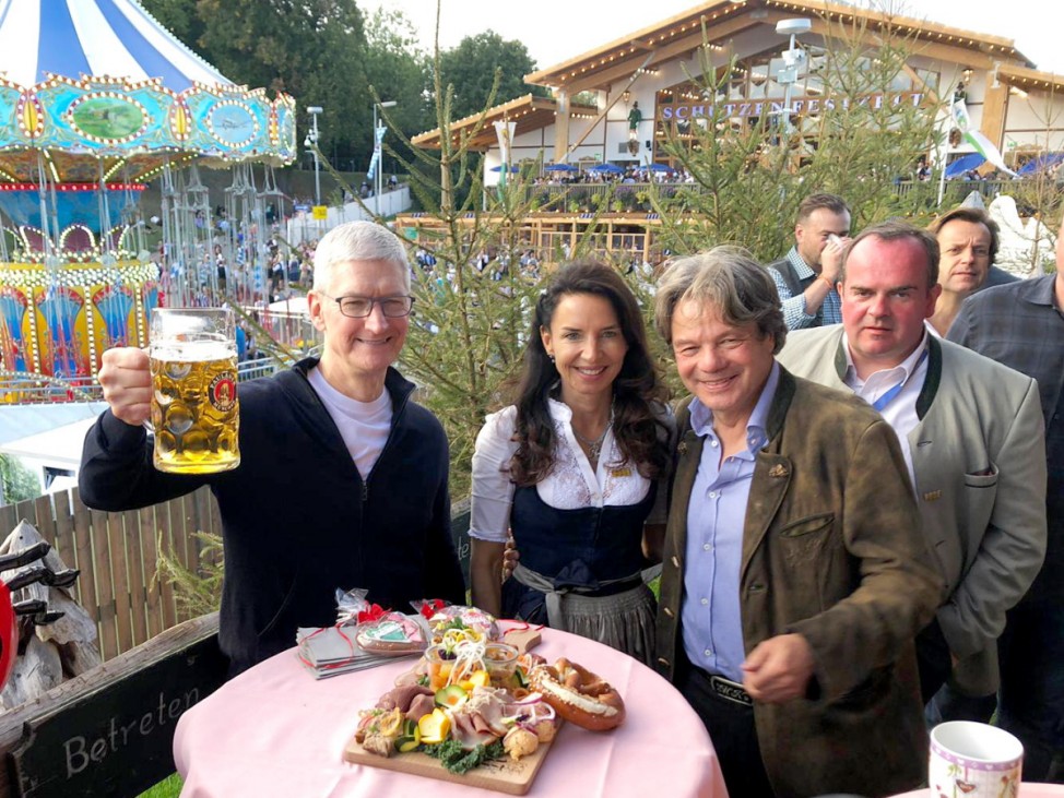 Apple-Chef Tim Cook im Käfer-Zelt auf dem Oktoberfest in München.