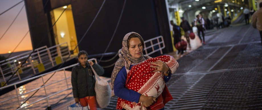 Flüchtlinge und Migranten kommen im Hafen von Piräus an