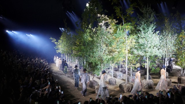 Mode: Dior war die erste Blockbuster-Show gleich am Anfang der Pariser Modewoche. Das Oberthema war diesmal "Gardening", inspiriert von der gärtnernden Schwester von Christian Dior. Unter dem Motto "Planting for the future" fand die Show inmitten von 164 Bäumen statt, die demnächst bei verschiedenen Landschaftsprojekten eingepflanzt werden.