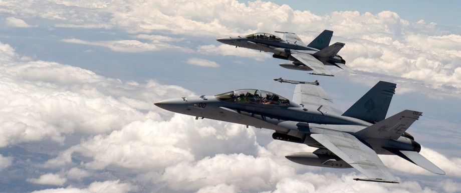 Rüstungspolitik: Zwei F/A-18 Hornet-Kampfjets des US-Marine-Corps über Nevada