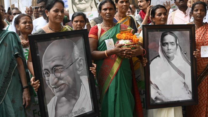 Indien: Aktivisten zeigen Bilder mit den Porträts von Mahatma Gandhi und seiner Ehefrau Kasturba.