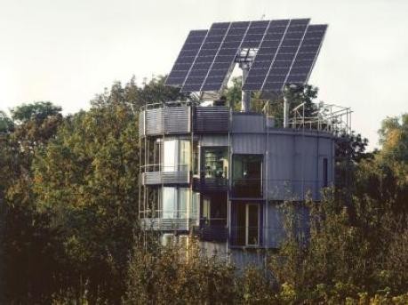 drehbare Photovoltaik-Anlage auf dem Dach ; Disch/Architekt/dpa/tmn